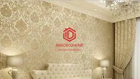 اتاق خواب با کاغذ دیواری طرح‌دار و دکوراسیون هماهنگ