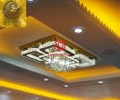 پذیرایی با چراغ سقفی LED و آباژورهای طلایی